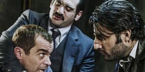 THEATRALE: Γιατί όλοι μιλάνε για τον «Πουπουλένιο» Μαρκουλάκη και τι είναι η «Μι