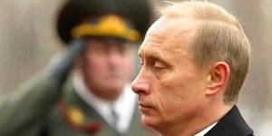 Ο Πούτιν βάζει σε μέγκενη Τύπο