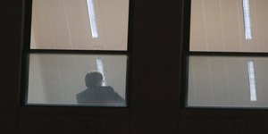 Ο Πουτζδεμόν στο γραφείο του εισαγγελέα (Φωτογραφία: ΑΠΕ/ EPA/OLIVIER HOSLET)