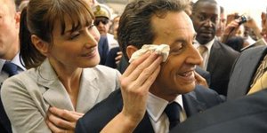 Το άλλο πρόσωπο του Σαρκοζί- Χαζομπαμπάς και στοργικός σύζυγος [βίντεο]