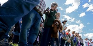 Συγγενείς των αγνοουμένων μελών του πληρώματος του υποβρυχίου προσεύχονται (Φωτογραφία: ΑΡ) 