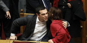 Με 153 ναί πέρασε η Συμφωνία των Πρεσπών- φωτογραφία intimenews