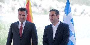 Ο Αλέξης Τσίπρας με τον σκοπιανό Πρωθυπουργό Ζόραν Ζάεφ- φωτογραφία intimenews