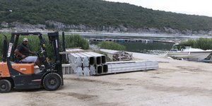 Εργάτες ξεστήνουν το σκηνικό της φιέστας στις Πρέσπες / Φωτογραφία: Eurokinissi/ΚΟΝΤΑΡΙΝΗΣ ΓΙΩΡΓΟΣ