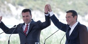 Ο Ζόραν Ζάεφ (αριστερά) και ο Αλέξης Τσίπρας (δεξιά) κατά την υπογραφή της συμφωνίας των Πρεσπών-Φωτογραφία: Intimenews/ΤΟΣΙΔΗΣ ΔΗΜΗΤΡΗΣ