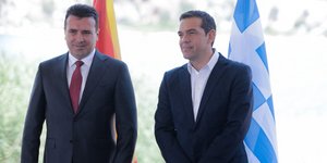 Ζόραν Ζάεφ (αριστερά) και Αλέξης Τσίπρας (δεξιά) κατά την υπογραφή της συμφωνίας των Πρεσπών