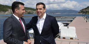 Ζάεφ και Τσίπρας στην τελετή για την υπογραφή της συμφωνίας (Φωτογραφία: EUROKINISSI/ΓΡΑΦΕΙΟ ΤΥΠΟΥ ΠΡΩΘΥΠΟΥΡΓΟΥ/ANDREA BONETTI)