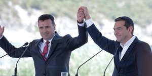 Τσίπρας και Ζάεφ κατά την υπογραφή της συμφωνίας των Πρεσπών -Φωτογραφία: Intimenews/ΤΟΣΙΔΗΣ ΔΗΜΗΤΡΗΣ