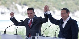 Ο Αλέξης Τσίπρας και ο Ζόραν Ζάεφ στις Πρέσπες- φωτογραφία intimnews