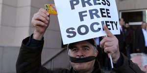 Προφυλακίστηκε ο Λουκ Μπιρό. /Φωτογραφία: Omer Kuscu/AP