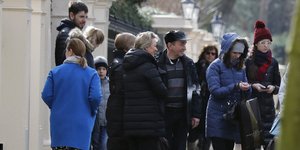 Περίπου 80 άτομα έφυγαν από τη ρωσική πρεσβεία στο Λονδίνο (Φωτογραφία: AP/ Frank Augstein)