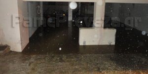 Η βροχή έπνιξε την Πρέβεζα - Πλημμύρισαν δρόμοι και σπίτια [βίντεο]