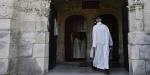 Απάτησε τον σύζυγό της με ιερέα και το πλήρωσε (Φωτογραφία αρχείου: ΑΠΕ/ EPA/JULIEN DE ROSA)