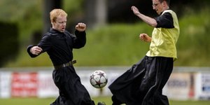 Το «άγιο» ποδόσφαιρο -Οταν ιερείς με ράσα αποφασίζουν να κάνουν τάκλιν και να σκ