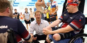 Ο πρίγκιπας Χάρι συνομιλεί με αθλητές στους αγώνες Invictus. Πηγή φωτό: Twitter