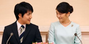 Η πριγκίπισσα Μάκο με τον αρραβωνιαστικό της. Φωτογραφία: AP