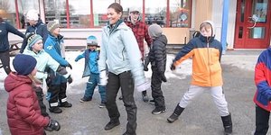 Η πριγκίπισσα Βικτόρια της Σουηδίας κάνει floss. Φωτογραφία: YouTube