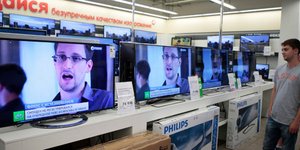 Spiegel: Πού στο καλό είναι ο Σνόουντεν; - Τα σενάρια για το τι τον κρατά στη Ρω