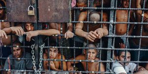 Μια φυλακή που φέρεται στους κρατούμενους σαν ζώα -Βρίσκονται στοιβαγμένοι σε κλ