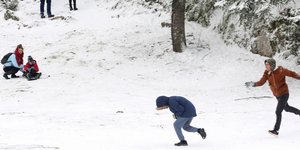 Χιονοπόλεμος στην Πάρνηθα -Φωτογραφία: ΑΠΕ-ΜΠΕ/ΑΛΕΞΑΝΔΡΟΣ ΜΠΕΛΤΕΣ/