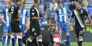 Απίστευτο τάκλιν δύο ποδοσφαιριστών πάνω στον διαιτητή [βίντεο]