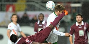 Επιθετικός κλωτσά τον αντίπαλό του στο πρόσωπο και τον τραυματίζει [βίντεο]