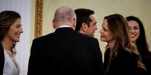 Χαμόγελα και χειραψίες στο προεδρικό στη δεξίωση προς τιμήν του Γερμανού προέδρου -Φωτογραφίες: EUROKINISSI/ΓΙΩΡΓΟΣ ΚΟΝΤΑΡΙΝΗΣ