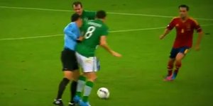 Διαιτητής έκανε... φάουλ σε ποδοσφαιριστή! [βίντεο]