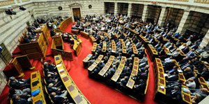 Σκληρές «μάχες» στην Βουλή στην συζήτηση για τις προγραμματικές