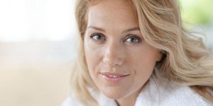 Γυναίκα χωρίς μακιγιάζ ποζάρει στο φακό/ Φωτογραφία: Shutterstock