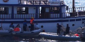 Το πλοιάριο Κωνσταντής και οι προσπάθεις αποκόλλησής του από τα αβαθή-Φωτογραφία: Intimenews/Γιάννης Μωυσιάδης
