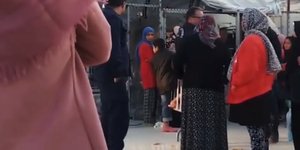 Η στιγμή που ο αστυνομικός βρίζει την ηλικιωμένη πρόσφυγα