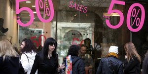 Βαφτίζουν τις εκπτώσεις... προσφορές για να τονώσουν την αγορά