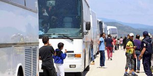 Μεταφορά μεταναστών με λεωφορεία/Φωτογραφία: Eurokinissi