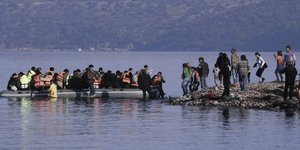 Πρόσφυγες περνούν στην Ελλάδα/Φωτογραφία αρχείου: Eurokinissi