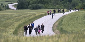 Πρόσφυγες πέρασαν παράνομα στην ΠΓΔΜ/ Φωτογραφία αρχείου: AP- Petros Giannakouris