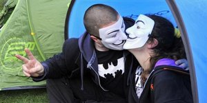 Ερωτας στα χρόνια της διαδήλωσης -Δακρυγόνα