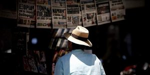 Μια ματιά στα πρωτοσέλιδα (Φωτογραφία: EUROKINISSI/ ΣΤΕΛΙΟΣ ΜΙΣΙΝΑΣ)