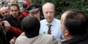 Τρεις συλλήψεις για τον καφέ και τους προπηλακισμούς κατά του Γερμανού πρόξενου