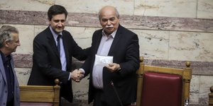 Ο Γ. Χουλιαράκης δίνει το στικάκι στον Ν. Βούτση / Φωτογραφία: Eurokinissi