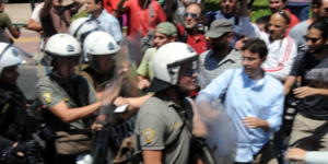 Χάος στο κέντρο της Αθήνας -Χημικά και προσαγωγές στα Προπύλαια -Εκλεισαν
