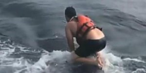 Τρομερό: Ψαράς καβαλά φάλαινα για να την απελευθερώσει από σκοινί