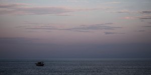 Ψαρόβαρκα πλέει στα ανοιχτά/Φωτογραφία αρχείου: Eurokinissi