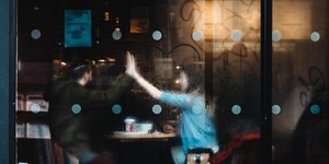 Μια παρέα σε ένα καφέ/ Φωτογραφία; Unsplash/Clem Onojeghuo