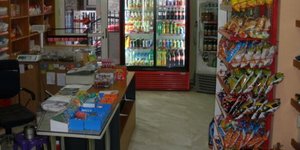 Χρυσαυγίτες άρπαξαν προϊόντα από μαγαζί Πακιστανού και τα μοίρασαν στο δρόμο