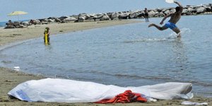 Απανθρωπιά ή άγνοια; Τα φιλιά και το παιχνίδι με τις ρακέτες στην παραλί δίπλα σ