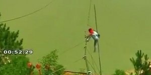 Σοκαριστική πτώση σχοινοβάτη από τα 200 μέτρα! [βίντεο]