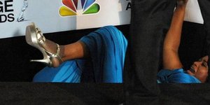 Ποια ηθοποιός έπεσε ενώ πόζαρε στο κόκκινο χαλί; [βίντεο]