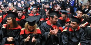 Οι απόφοιτοι των κολεγίων σπεύδουν μαζικά να εξισώσουν τους τίτλους σπουδών τους