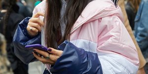 Μια street style star ποζάρει στο φακό/ Φωτογραφία: Shutterstock 